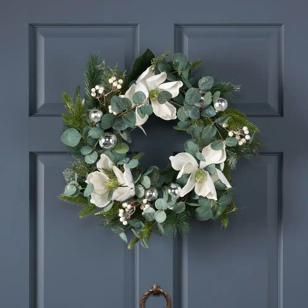 Love this Christmas Wreath for best in outdoor Christmas decor